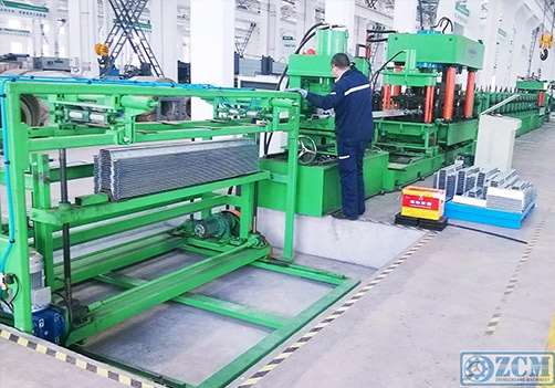 What is the internal structure of the cold roll forming machine?