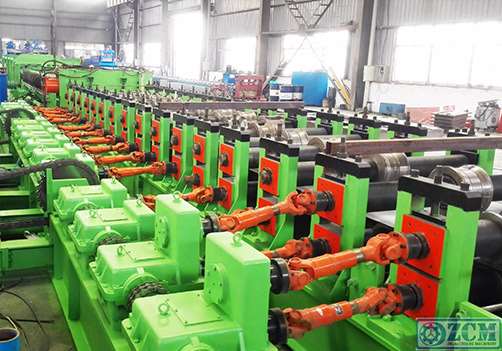 What is the internal structure of the cold roll forming machine?